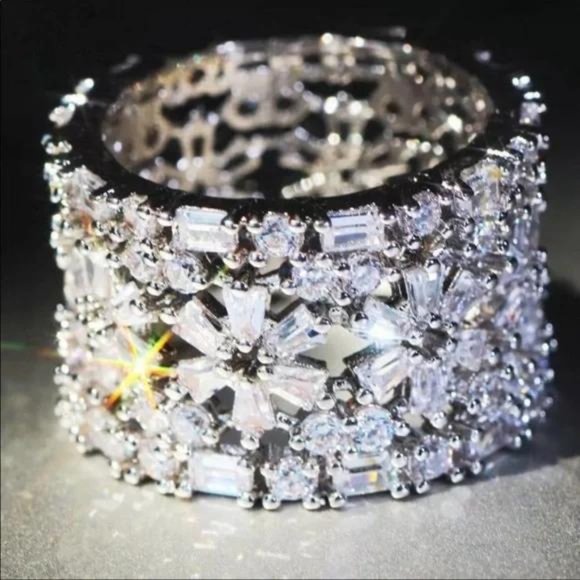 18CT 925 STERLING SILVER DIAMOND RING, CUTE RING, SHINY RING. - Picture 6 of 6